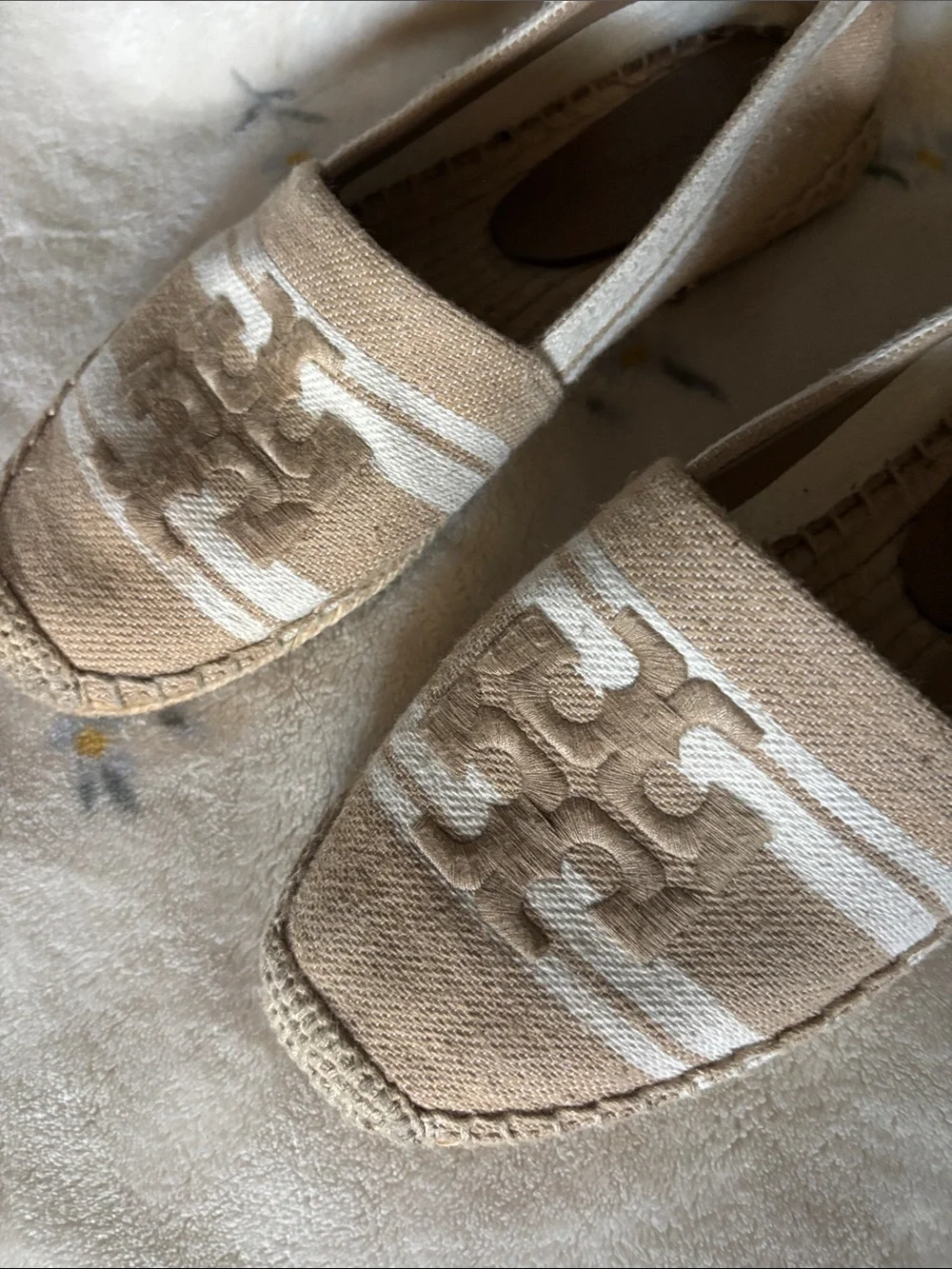 ❤️… Tory Burch Beige White Canvas Espadrille Flats